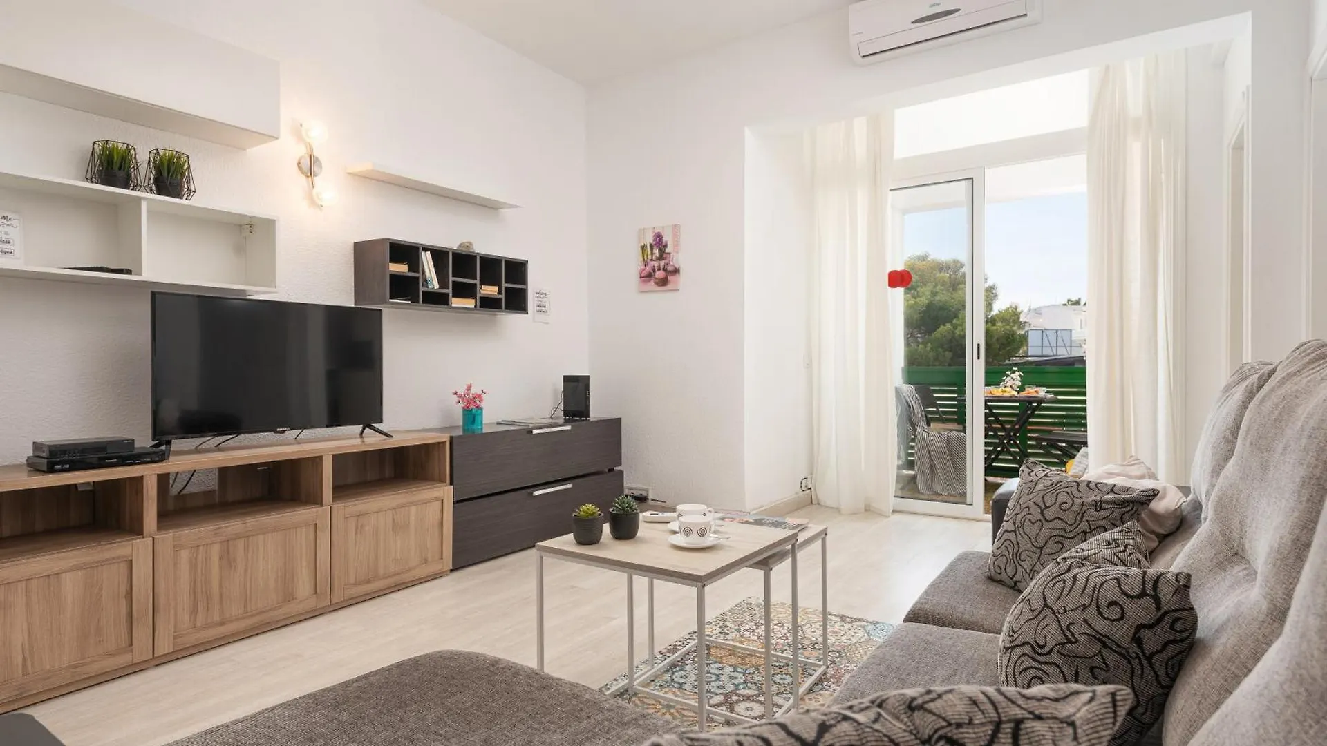 Xara New At The Beach For 6 By Bebreeze Alcudia  0*, Alcudia (Mallorca)